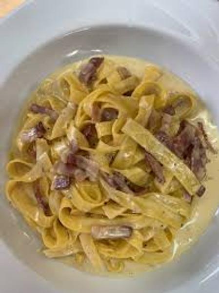  Tagliatelle Carbonara cu Smoked Backen si Branza Burduf